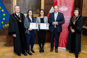 (from left to right) BOKU Vice Rector Christian Obinger, Award Recipient Katrin Karner, Award Recipient Elena Zand, AGRANA Management Board Member Norbert Harringer, BOKU Rector Eva Schulev-Steindl (image copyright: BOKU Medienstelle/ Christoph Gruber)